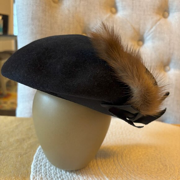 Elegant Black Beret with Fur Accent - Picture 2 of 5